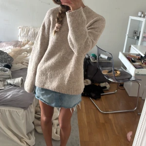 Beige stickad tröja med relaxed fit - Supermysig beige stickad tröja med rund hals och långa ärmar. Tröjan har en loose passform och är perfekt för lager-på-lager. Enkel och stilren design som funkar till allt, och den stickade strukturen ger en chill vibe pris kan diskutsras.
