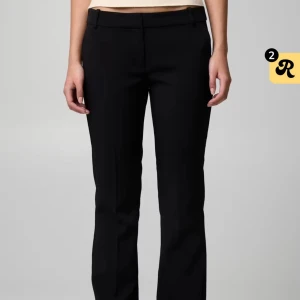  lågmidjade kostymbyxor - lågmidjade kostymbyxor från Bik bok. Det är använda men inget alls som syns, original pris är 499kr! Skriv om du vill ha egna bilder 🥰