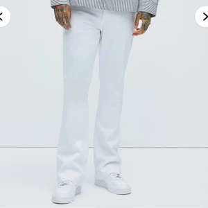 Vita flared jeans fashion nova - Vita flared jeans från fashion nova, aldrig andvända med tagen som fortfarande sitter kvar!