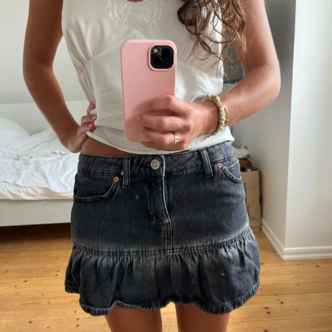 Svart jeanskjol med volang från BDG