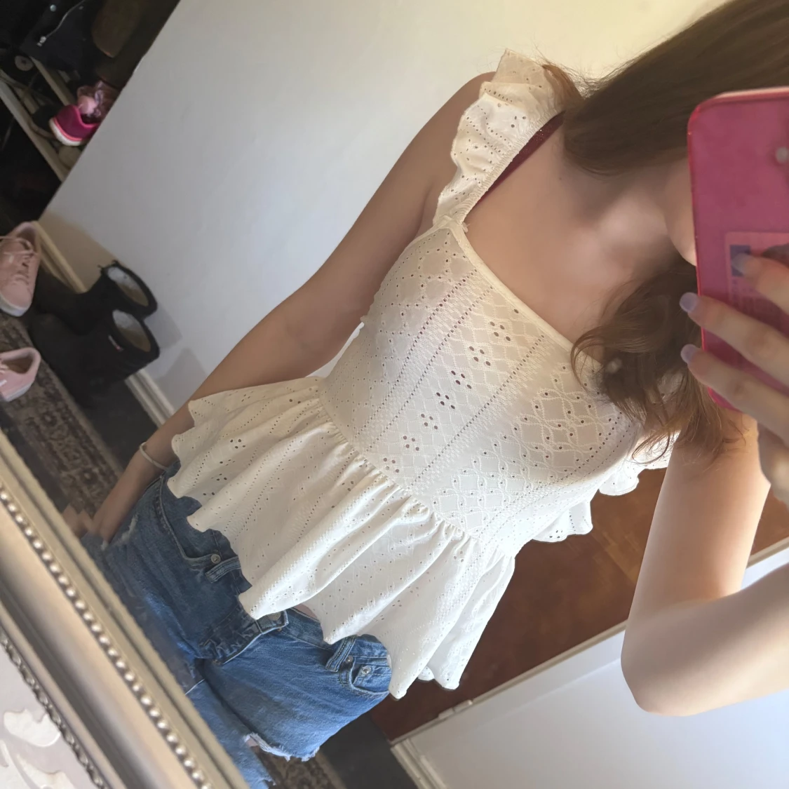 Vit volangblus med broderi och snörning