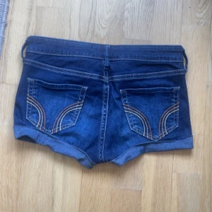 Mörkblå jeansshorts från Hollister - Så snygga lågmidjade shorts från Hollister <3 Skriv om du vill ha fler bilder! Strl 24 / XS