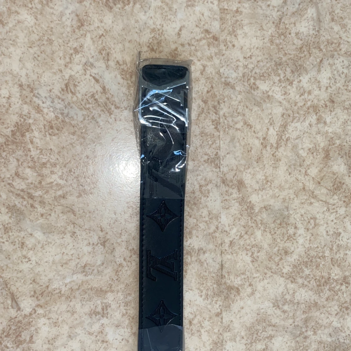 Svart L bälte med silver logga