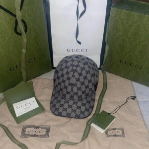 Gucci keps blå canvas  - OBS‼️Har tyvärr kvar endast box och dustbag‼️ Fräsch keps, äkta såklart det ser du p sista bilden då qr koden finns 