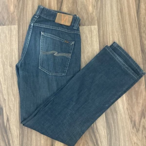 Blå jeans från Nudie Jeans, W32 L33 - Snygga mörkblå jeans från Nudie Jeans.