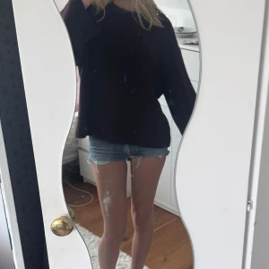 Oversized vinröd stickad tröja - Mysig oversized stickad tröja i vinrött med breda ärmar och rund hals. Perfekt för lager-på-lager och chill dagar. Materialet är fluffigt och känns riktigt skönt mot huden. Enkel att styla med jeans eller kjol för en avslappnad vibe.