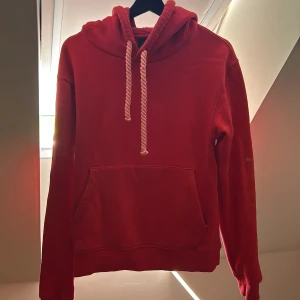 Syna world tracksuit Röd - Säljer denna röda syna world tracksuiten i storlek XS. Den är använd max 5 gånger och är i super skick. Påse samt klistermärken medföljer självklart (tags). Kan sänka priset en liten bit, skriv om du har frågor, svarar gärna och tar fler bilder. 