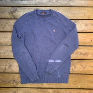 Morris Stickad Tröja - Riktigt fet stickad tröja från Morris. Supersnygg unik färg, typ syrenlila men blåare. Storlek S. Väldigt fint skick knappt använd. 65 cm lång från Axel och ner. 