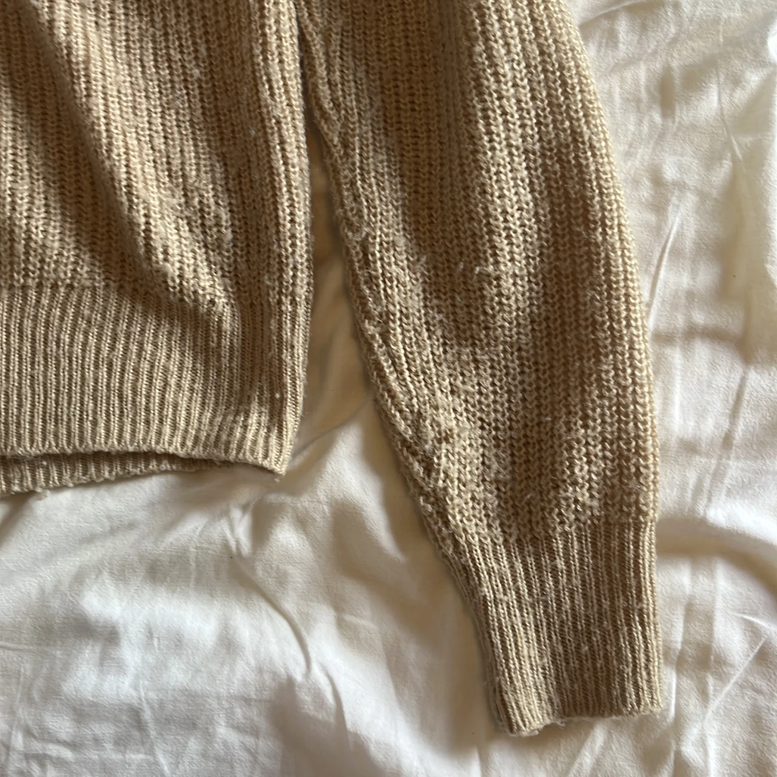 Beige stickad tröja med snörning  - 2