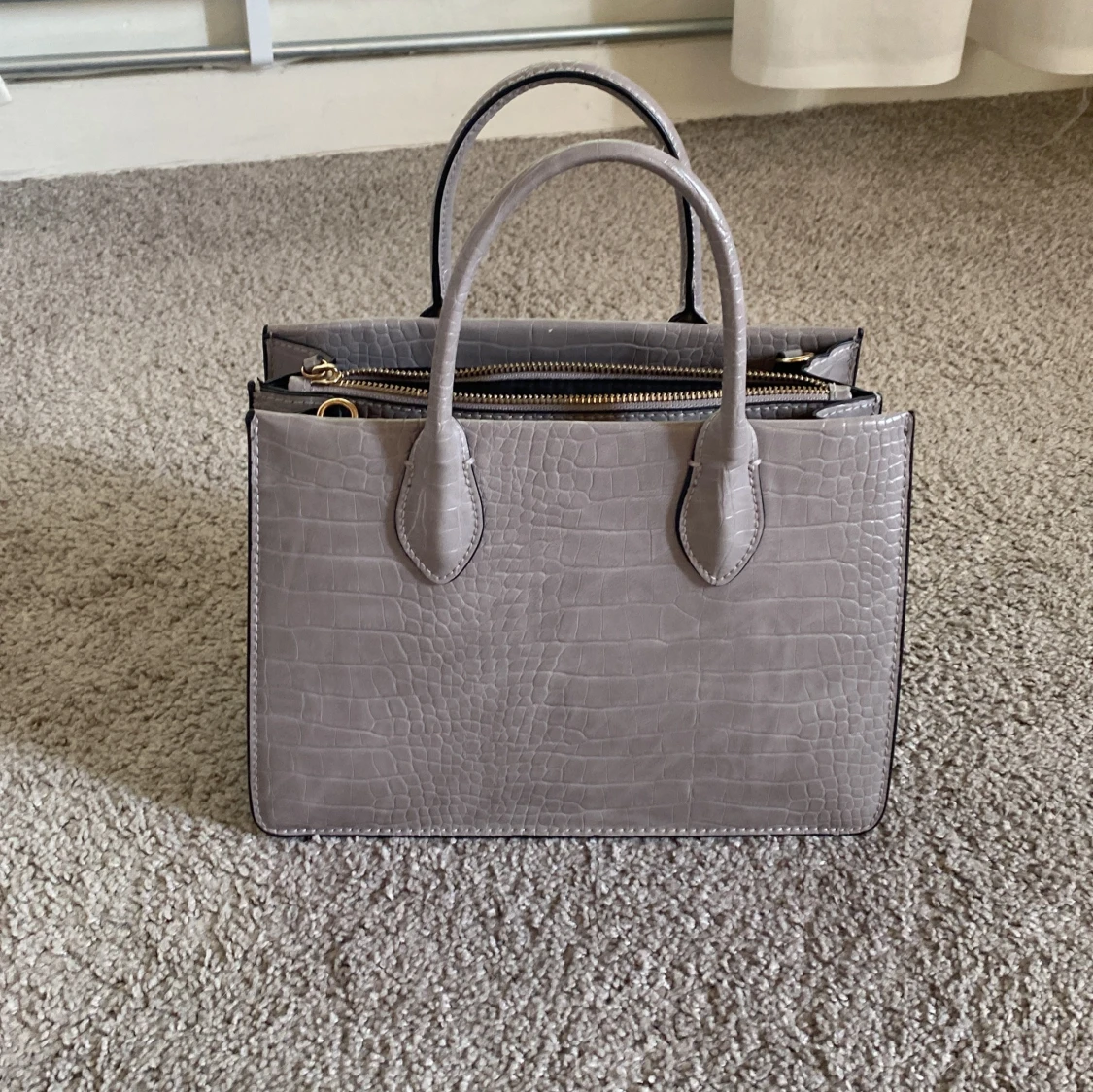 Grå handväska med croco-mönster