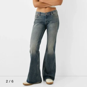 Blå bootcut jeans från Bershka - Lågmidjade lösa bootcut jeans, oanvända pga fel storlek☀️ nypris 399kr