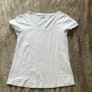 Vit basic topp från lager 157, XS - Enkel vit topp från 157 med rund halsringning och korta ärmar. Tillverkad i mjuk bomull med lite elastan för extra stretch. Perfekt att styla med jeans eller kjol för en clean look, inga gula fläckar i innerarmen och helt oanvänd.