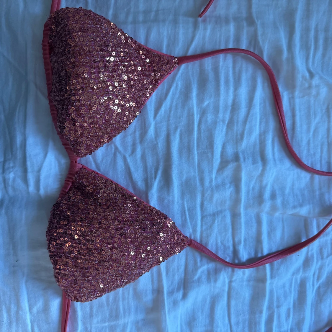 Glittrig bikiniöverdel