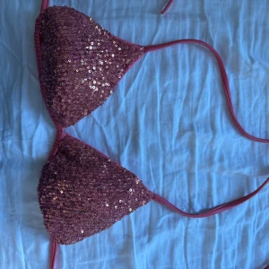 Glittrig bikiniöverdel - Säljer jätte fin glittrig bikiniöverdel från calzedonia💞