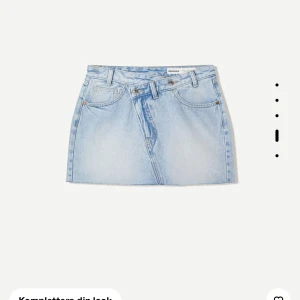 Ljusblå jeanskjol  - Jättefin jeanskjol från Bershka, oanvänd med lappen kvar 