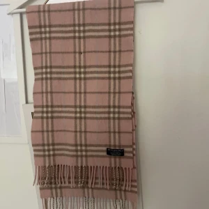 Burberry halsduk - Äkta. Se den andra bilden, som visar ett litet hål!!