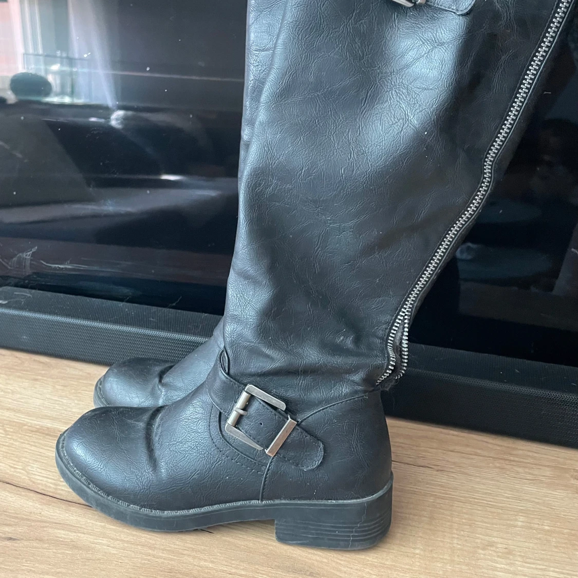 Svarta höga boots med spännen - 3