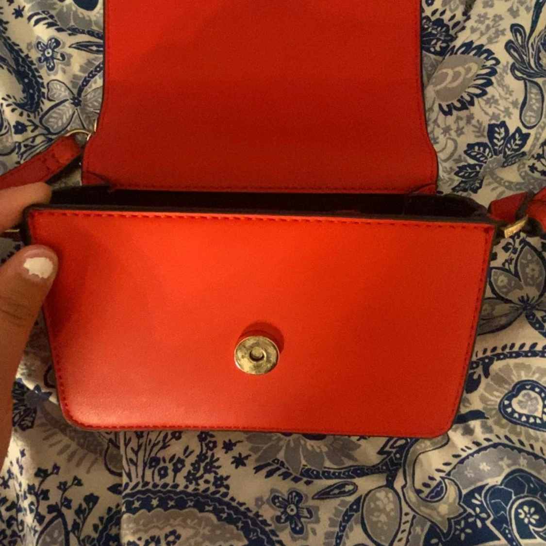 Röd axelväska med guldkedja - 1