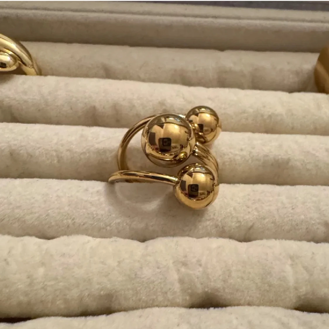 Guldig statementring med kulor