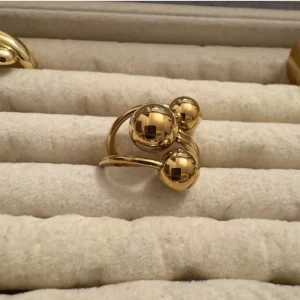 Guldig statementring med kulor - Alla som köper minst 2  ringar får en slumpmässig vald ring på köpet. 🛍️🛍️