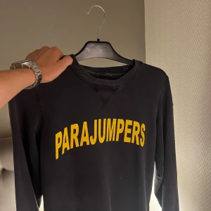 Parajumpers långärmad tröja – grå med gul text, stl S - Säljer en snygg och stilren långärmad tröja från Parajumpers. Tröjan är grå med gul text framtill och har det klassiska Parajumpers-märket på ärmen/sidan. ✔️ Original ✔️ Mjukt och bekvämt material ✔️ Perfekt för både vardag och finklädd  Använd men i fint skick – inga hål eller fläckar. Storlek: S Pris: 249kr  💌 Skicka gärna meddelande vid frågor eller för fler bilder!