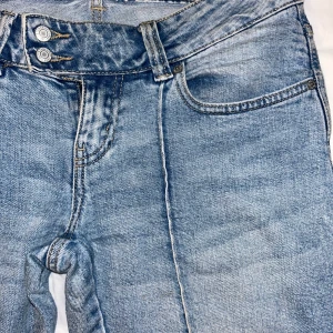 Lowwaist jeans - Ljusblå lågmidjade jeans från lager 157, med pressveck🩵 kommer inte till användning💞