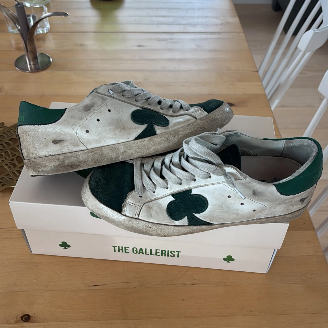 Vita och gröna sneakers från The Gallerist - 1