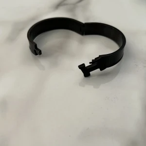 Svart H-armband - Svart armband med H detalj. Stilrent och är beredd att lyfta din outfit 🫡. Armbandet är i storlek 17 cm! Pris går att diskuteras // VTCLOSET 
