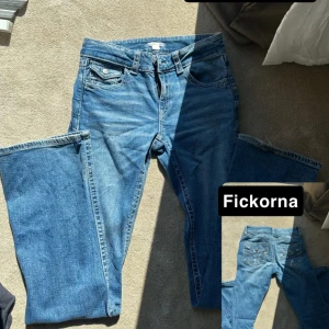 Blå bootcut jeans med fickdetaljer - Säljer ett par klassiska blå jeans med bootcut passform och snygga detaljer på bakfickorna. Jeansen har normal midja, fem fickor och är tillverkade i slitstarkt denim. Perfekta för dig som gillar en tidlös look med lite extra vidd nertill.