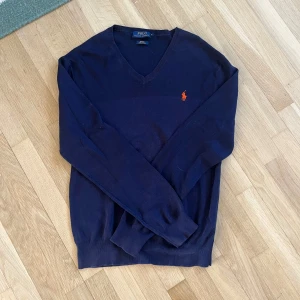 Ralph Lauren V neck - Tjo! En stilren mörkblå V neck från Ralph Lauren. Skick 8/10. Slim fit model. Har du vanligtvis storlek S - M så borde den sitta fint! Pris går att diskutera vid snabb affär 