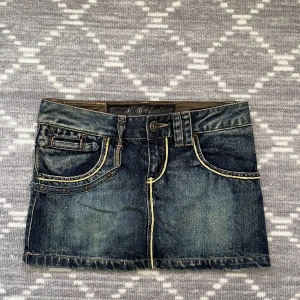 Y2k lågmidjad jeanskjol - Super snygg jeanskjol som är lågmidjad i storlek S/XS. Kjolen är som sagt vintage men i väldigt gott skick utan tydliga tecken på användning. På de sista bilderna är måtten som kan vara lite svåra att se men midjemåttet är ca 35-36 cm och längden ca 30cm. Märket heter Franco Ferruci. 💕