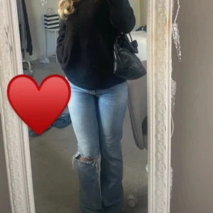 Ljusblå bootcut jeans - Super snygga och sköna blå bootcut jeans från Gina Tricot med slitning och ett hål på knät. Jeansen är midwaist. Sitter så snyggt på!! Säljer pågrund av att dom ej passar längre ♥️