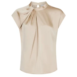 Beige satintopp med drapering - Snygg beige topp i satin med korta ärmar och cool drapering vid halsen. Hög krage och knäppning bak i nacken ger en elegant vibe. Perfekt för dig som gillar stilrena och trendiga plagg med det lilla extra.