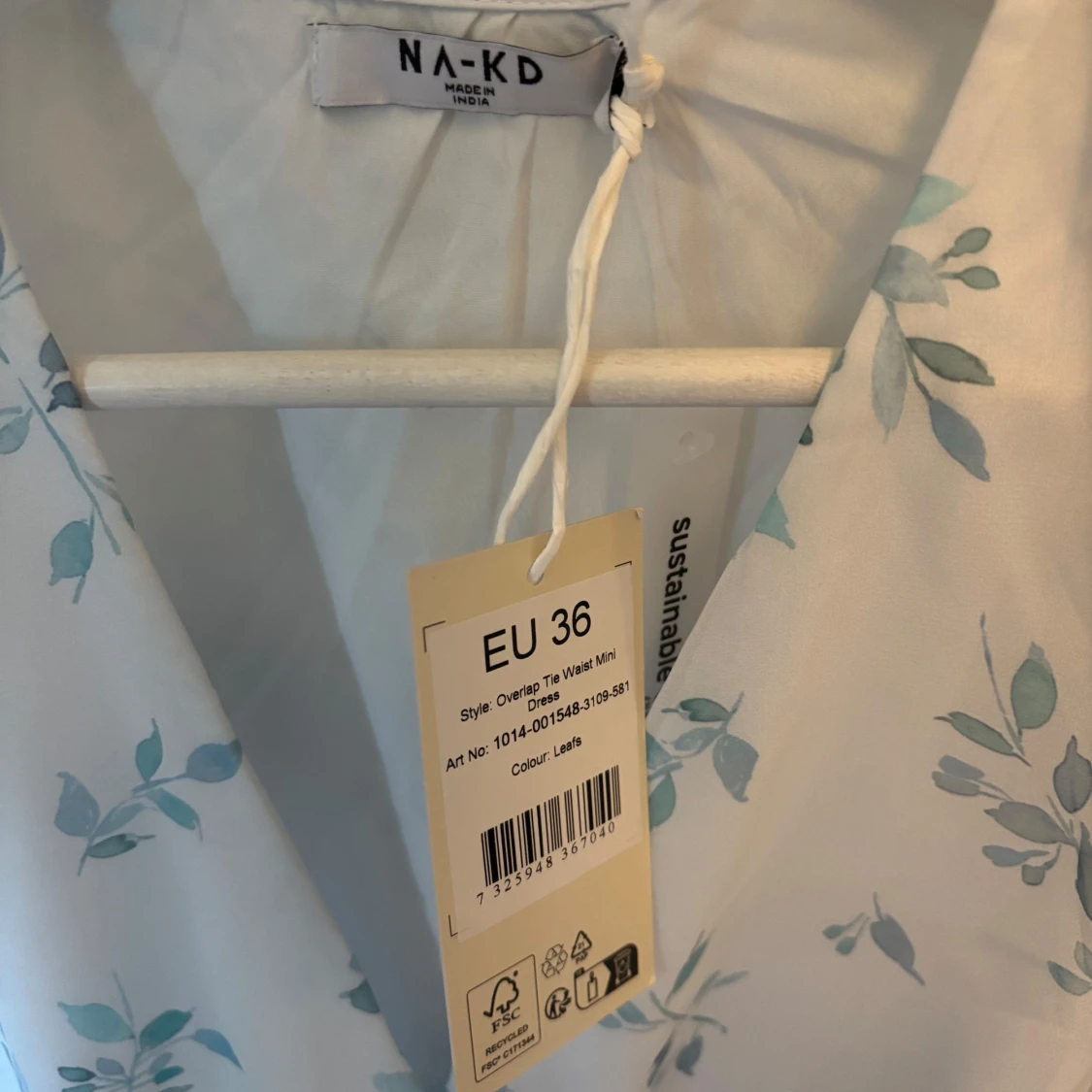 Blommig omlottklänning från NA-KD - 1