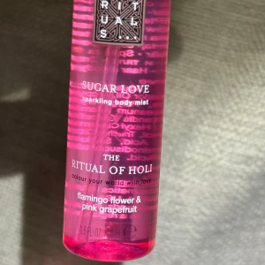 Ny! Rituals Sugar Love Body Mist 20ml - Helt ny! Fräsch och söt body mist från Rituals, The Ritual of Holi-serien. Doft av flamingoblomma och rosa grapefrukt. Kommer i en liten, cylinderformad plastflaska med rosa färg och sprayfunktion. Perfekt att ha med i väskan för en snabb uppfräschning. Slutsåld limited edition så passa på!