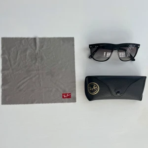 Rayban Boyfriends - Tja! Säljer mina snygga Rayban Boyfriends. Solglasögonen är väl omhändertagna, har endast några få skavmärken (se bild). Nypris på dessa ligger på runt 1800, säljer dessa för 799. Storleken är 56:14. Tveka ej om du har någon fråga.