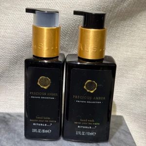 Nya! Rituals Precious Amber handtvål & balm - Nytt! Två lyxiga flaskor från Rituals Private Collection i serien Precious Amber. En handtvål (110 ml) och en hand balm (85 ml) i snygga svarta flaskor med gulddetaljer och pump. Doften är varm och exklusiv, perfekt för att ge badrummet en elegant touch.