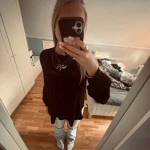 Svart tröja från kappahl - Säljer en svart tröja från KappAhl. Skriv om fler bilder, tryck gärna köp direkt 💕