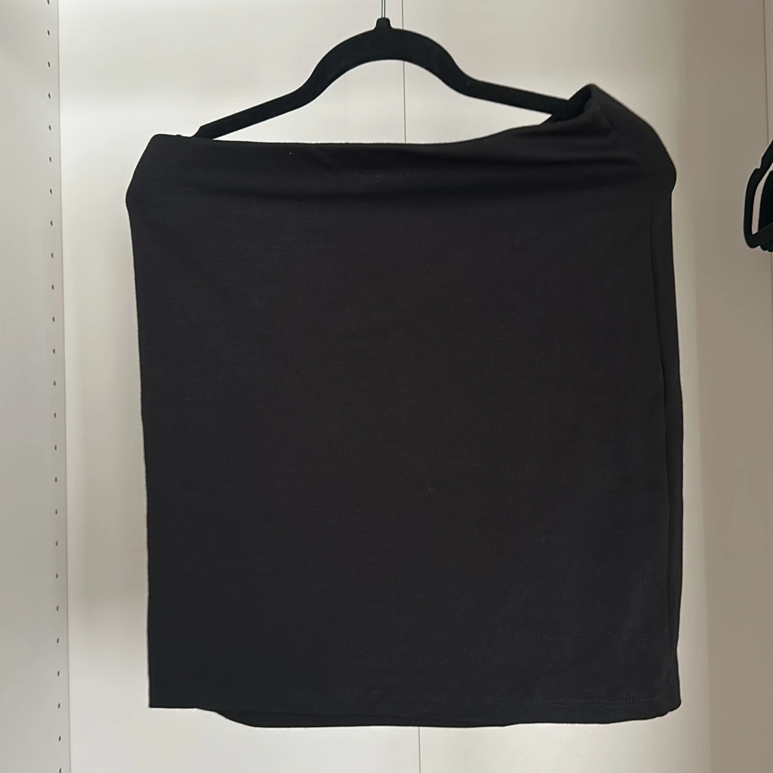 Svart kortkjol med dragkedja - 1