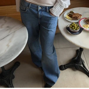 Blå jeans  - Blå lågmidjade jeans från NA-KD. Använda fåtal gånger. Jag är lång o de sitter bra på mig