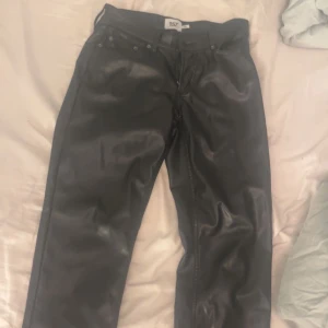 Svarta skinnbyxor - Svarta skinnbyxor från lager 157 med raka ben💗strk S