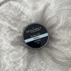 Builder gel miss fancy - Builder gel från miss fancy i färgen milky white🤍 använd till ett set så den är så gott som ny, 30g