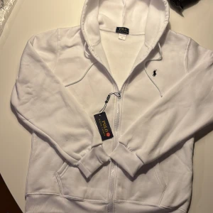 Ralph Lauren zip - Säljer en klassisk vit hoodie från Ralph Lauren som är inprincip nyskick.