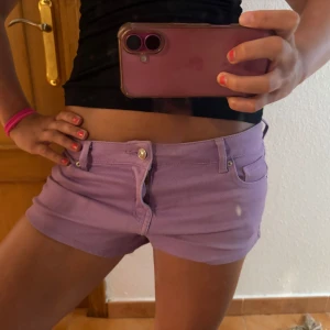 Lila jeansshorts med låg midja - Snygga lila jeansshorts med låg midja och klassisk femficksdesign. Storlek 38 men små i storleken 💕🥰
