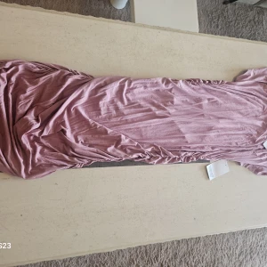 Lång rosa klänning från Bubbleroom - Säljer en lång, mjuk och flowy klänning från Bubbleroom i en snygg rosa nyans. Klänningen har enkel design och är tillverkad i ett tunt, bekvämt material som passar perfekt för varmare dagar.