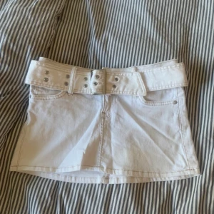 Vit jeanskjol från Bershka - Säljer en vit kort jeanskjol från Bershka med bälte som går att ta av🤍