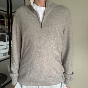 Beige kashmirtröja med half zip Falconeri - Grå tröja i 100% kashmir från Falconeri. Klassisk modell med half zip och hög krage, perfekt för lager-på-lager. Långärmad och ribbade muddar för en clean look. Snygg och enkel att styla till allt. Nypris ca 2200kr