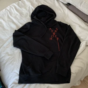 The Weeknd Merch - Säljer en riktigt schysst hoodie, detta är officiell merch från The Weeknd. Den är från albumet ”After Hours”