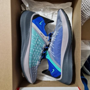 Oanvända Nike React skor  - Helt nya i lådan. Storlek 44.5 men passar som 44. Ord.pris ca 1600 kr. Nu 1200 kr Endast Seriösa köpare, tack. Skickas spårbart och försäkrat. Inte intresserad av byten. 