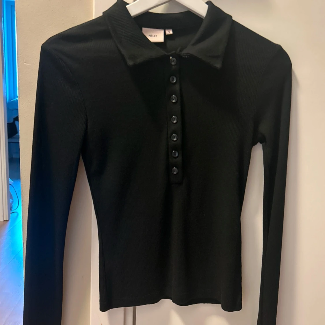 Svart ribbad pikétröja från Nelly